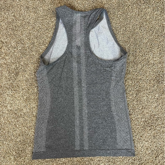 FIGS Seamless Underscrub Sleeveless Tank Top Gray Women’s Size Large Scrubs - Picture 6 of 8